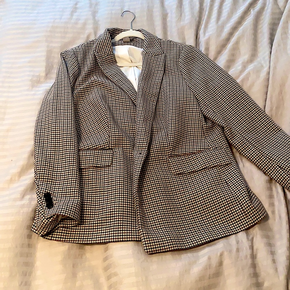 Oversized houndstooth H&M blazer perfect for fall professor vibes!